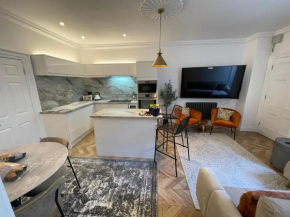 Central Period 2 Bed Apartment with Free Parking On Site Sleeps 1-6